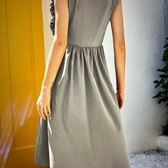 VRKUFIE Woman Gray Ruffle- Accent Wiman Sleeveless Midi Dress, Size Large - Picture 2 of 8